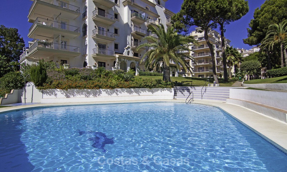 Aantrekkelijk penthouse appartement met adembenemend zeezicht te koop, in een strandcomplex te Puerto Banus, Marbella 13231