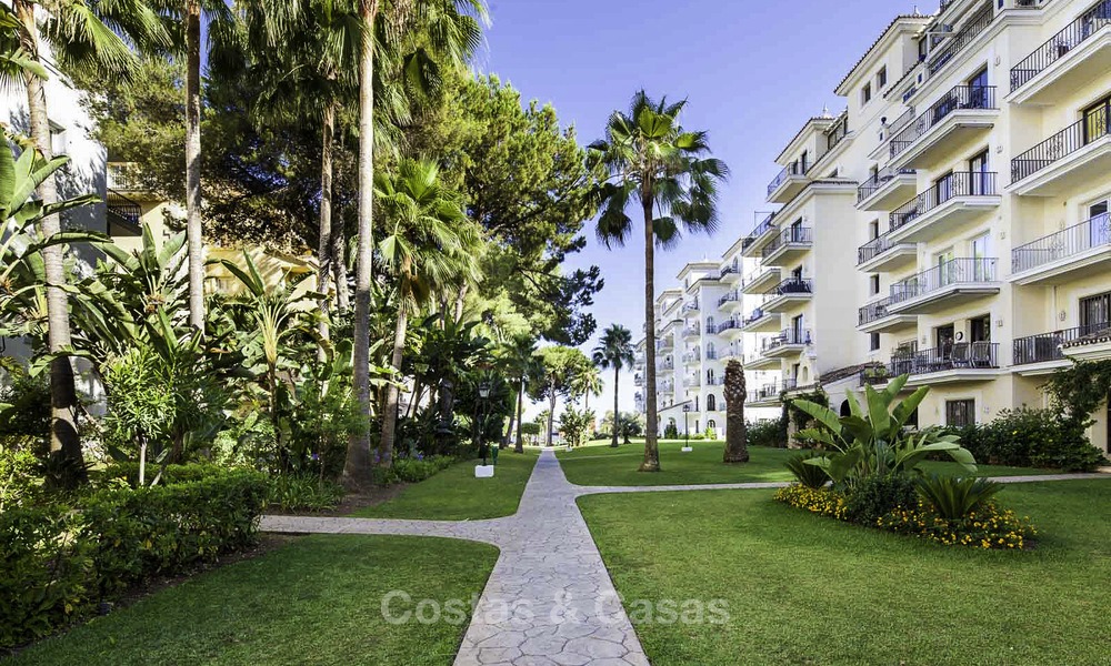 Aantrekkelijk penthouse appartement met adembenemend zeezicht te koop, in een strandcomplex te Puerto Banus, Marbella 13233