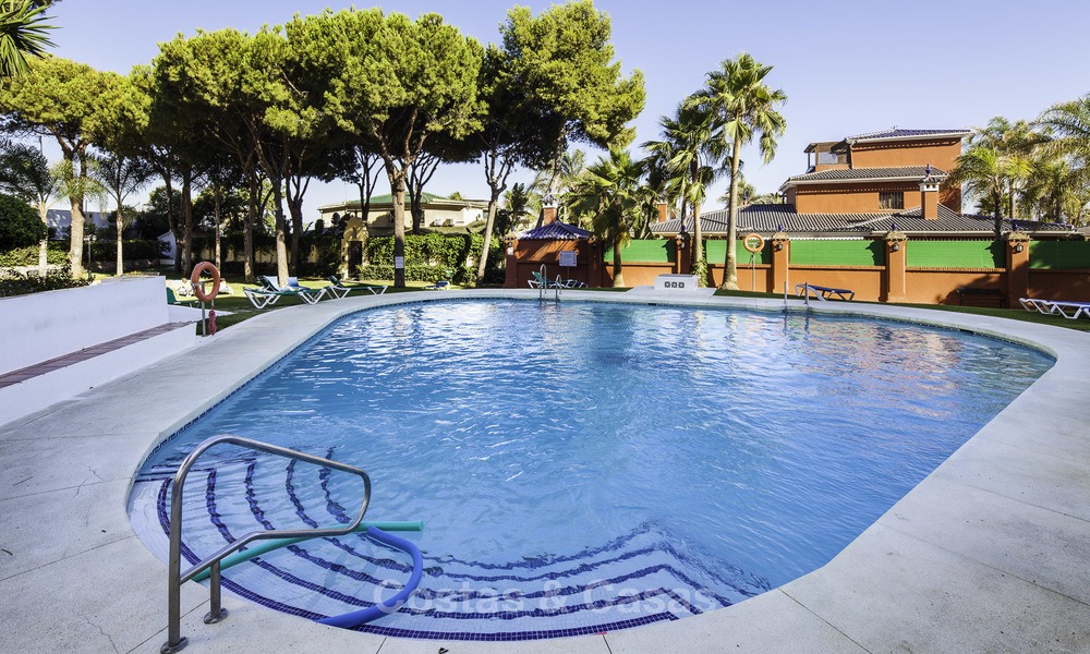 Aantrekkelijk penthouse appartement met adembenemend zeezicht te koop, in een strandcomplex te Puerto Banus, Marbella 13234