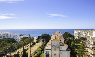 Aantrekkelijk penthouse appartement met adembenemend zeezicht te koop, in een strandcomplex te Puerto Banus, Marbella 13236 