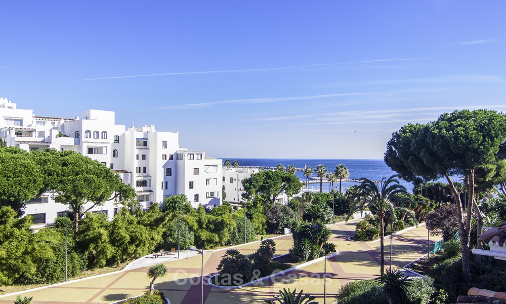 Aantrekkelijk penthouse appartement met adembenemend zeezicht te koop, in een strandcomplex te Puerto Banus, Marbella 13247