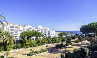 Aantrekkelijk penthouse appartement met adembenemend zeezicht te koop, in een strandcomplex te Puerto Banus, Marbella 13248 