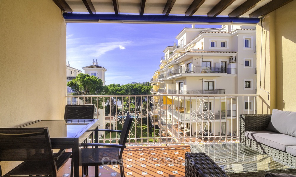 Aantrekkelijk penthouse appartement met adembenemend zeezicht te koop, in een strandcomplex te Puerto Banus, Marbella 13250