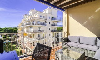 Aantrekkelijk penthouse appartement met adembenemend zeezicht te koop, in een strandcomplex te Puerto Banus, Marbella 13251 