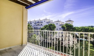 Aantrekkelijk penthouse appartement met adembenemend zeezicht te koop, in een strandcomplex te Puerto Banus, Marbella 13252 