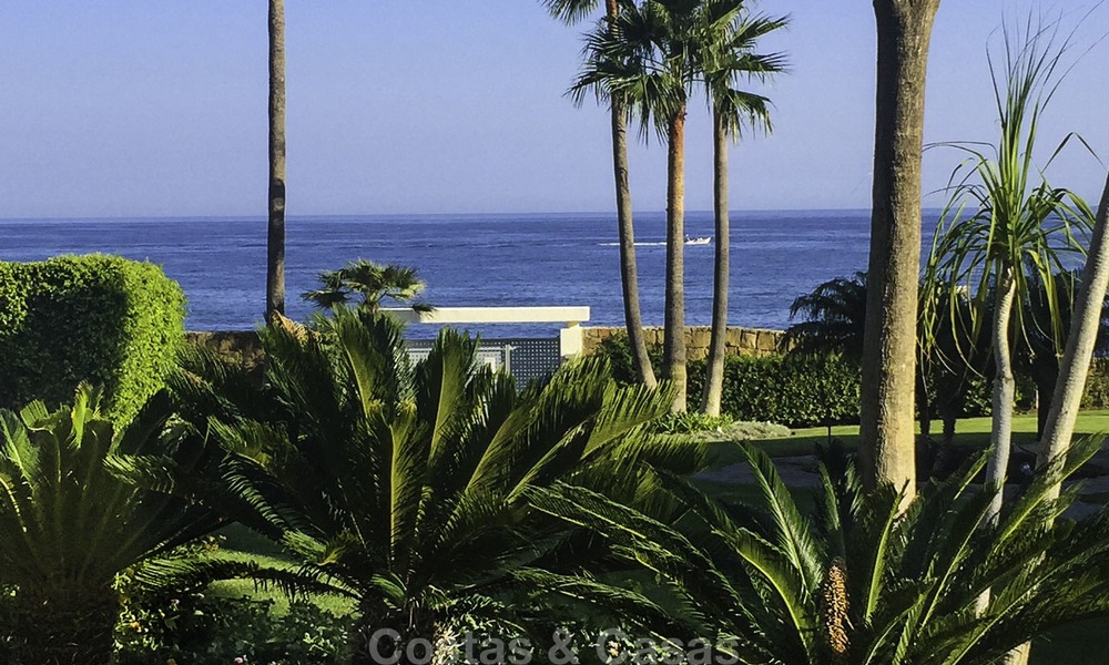 Uniek hoek penthouse appartement te koop in een luxe strandcomplex met schitterend zeezicht en privézwembad, Marbella - Estepona 13330