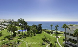 Uniek hoek penthouse appartement te koop in een luxe strandcomplex met schitterend zeezicht en privézwembad, Marbella - Estepona 13338 