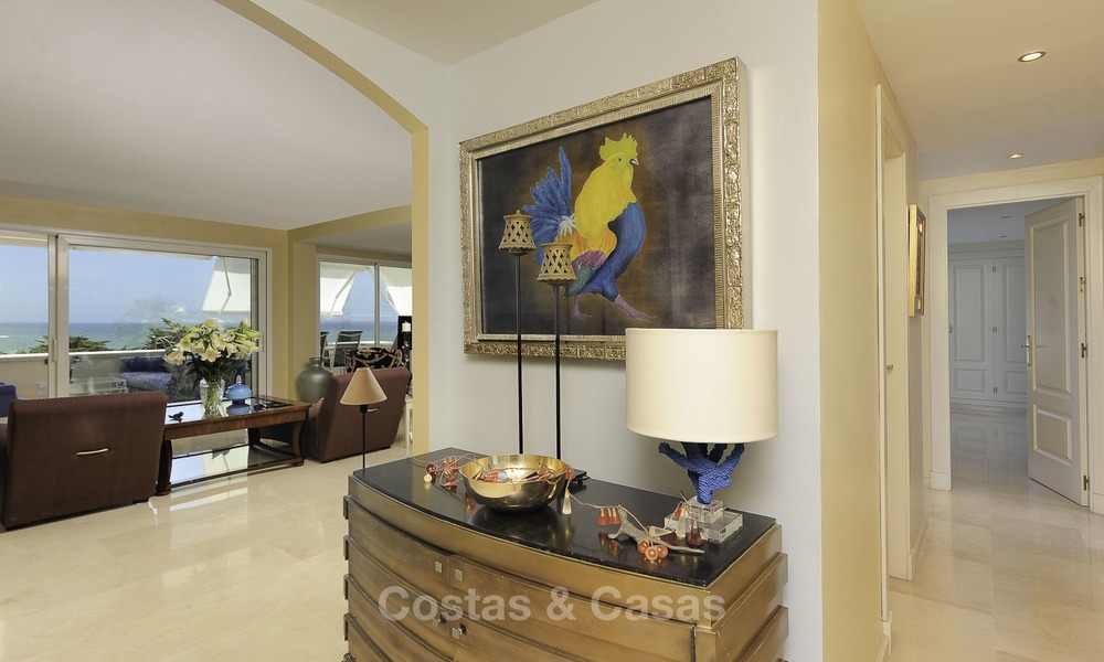 Uniek hoek penthouse appartement te koop in een luxe strandcomplex met schitterend zeezicht en privézwembad, Marbella - Estepona 13340