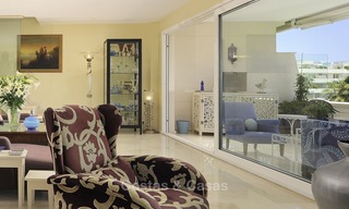 Uniek hoek penthouse appartement te koop in een luxe strandcomplex met schitterend zeezicht en privézwembad, Marbella - Estepona 13341 