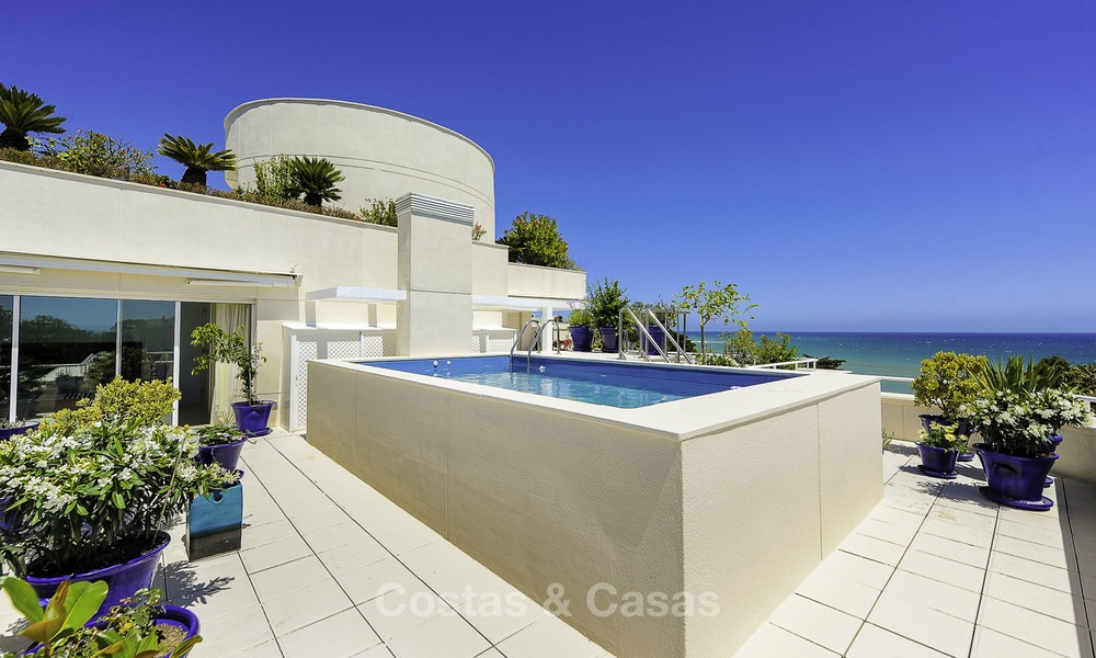 Uniek hoek penthouse appartement te koop in een luxe strandcomplex met schitterend zeezicht en privézwembad, Marbella - Estepona 13345