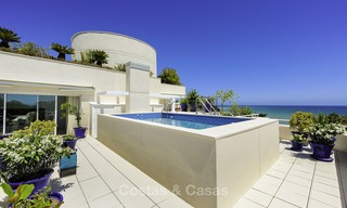 Uniek hoek penthouse appartement te koop in een luxe strandcomplex met schitterend zeezicht en privézwembad, Marbella - Estepona 13345 