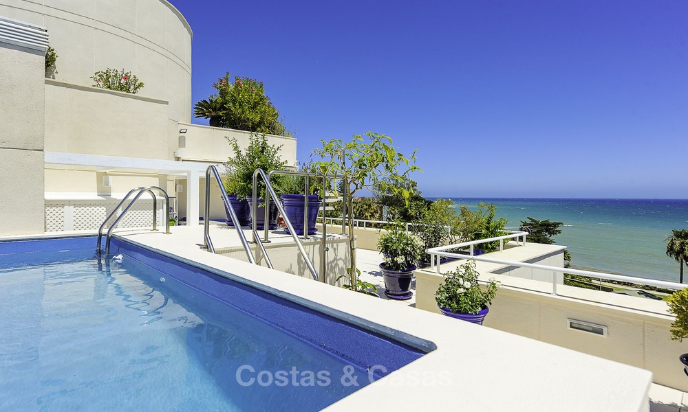 Uniek hoek penthouse appartement te koop in een luxe strandcomplex met schitterend zeezicht en privézwembad, Marbella - Estepona 13346