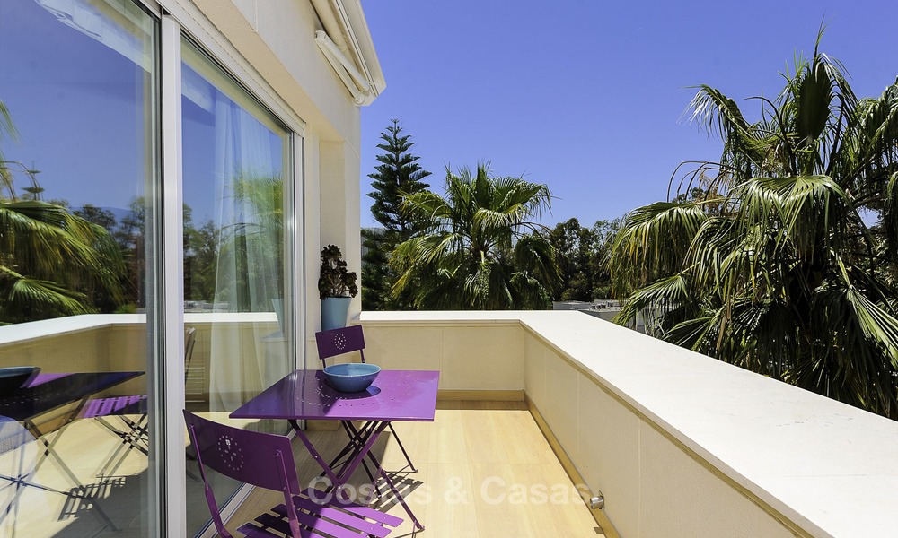 Uniek hoek penthouse appartement te koop in een luxe strandcomplex met schitterend zeezicht en privézwembad, Marbella - Estepona 13349