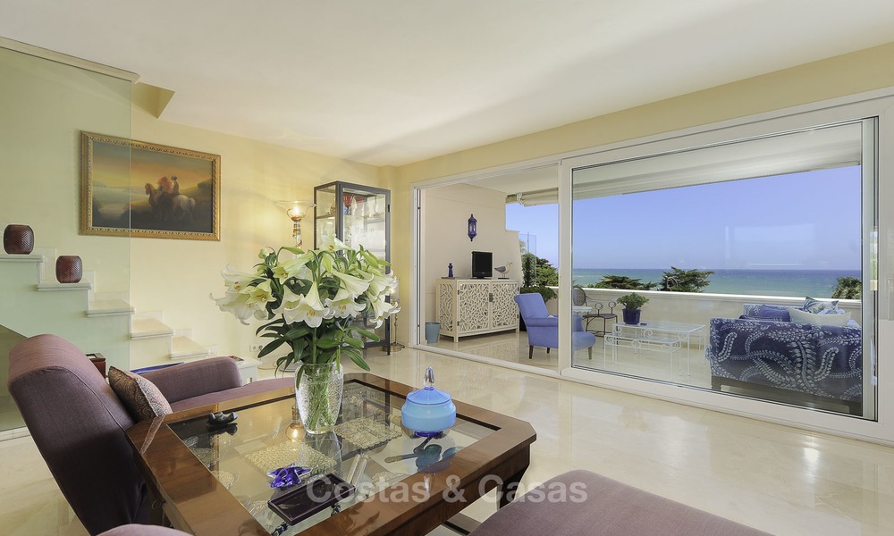 Uniek hoek penthouse appartement te koop in een luxe strandcomplex met schitterend zeezicht en privézwembad, Marbella - Estepona 13351
