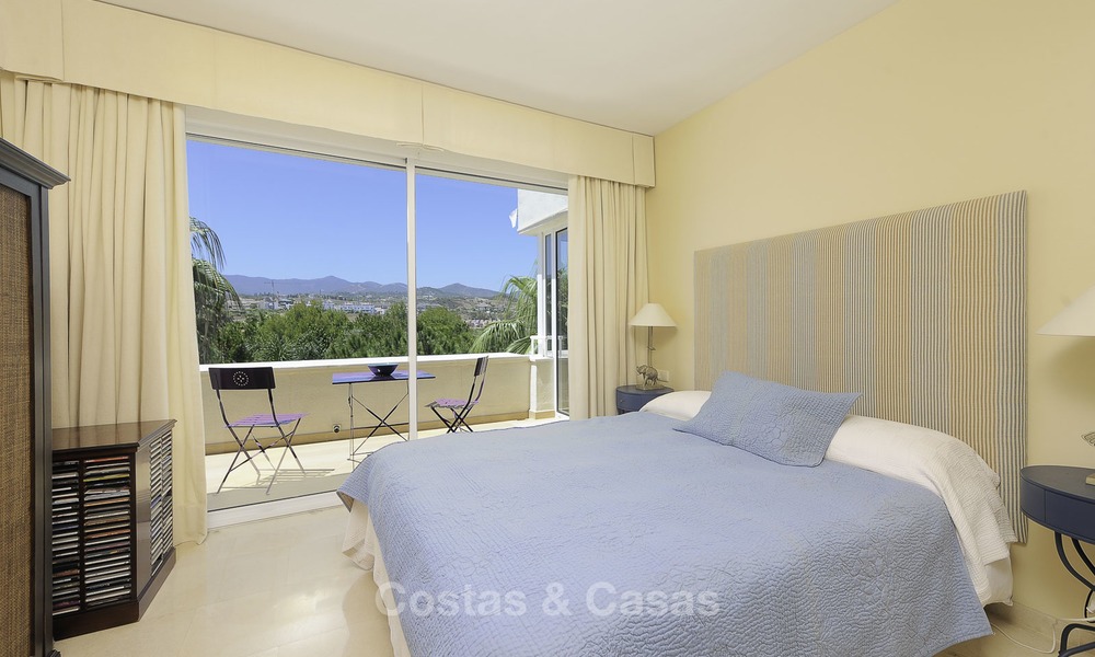 Uniek hoek penthouse appartement te koop in een luxe strandcomplex met schitterend zeezicht en privézwembad, Marbella - Estepona 13352