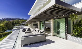 Gloednieuwe moderne luxe villa met golf en zeezicht te koop, instapklaar, in een golf resort in Nueva Andalucia, Marbella - Benahavis 13253 