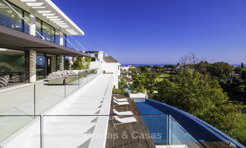 Gloednieuwe moderne luxe villa met golf en zeezicht te koop, instapklaar, in een golf resort in Nueva Andalucia, Marbella - Benahavis 13260