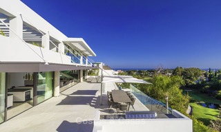 Gloednieuwe moderne luxe villa met golf en zeezicht te koop, instapklaar, in een golf resort in Nueva Andalucia, Marbella - Benahavis 13272 