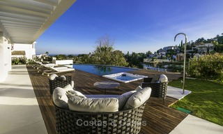 Gloednieuwe moderne luxe villa met golf en zeezicht te koop, instapklaar, in een golf resort in Nueva Andalucia, Marbella - Benahavis 13277 