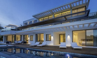 Gloednieuwe moderne luxe villa met golf en zeezicht te koop, instapklaar, in een golf resort in Nueva Andalucia, Marbella - Benahavis 13295 