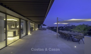 Gloednieuwe moderne luxe villa met golf en zeezicht te koop, instapklaar, in een golf resort in Nueva Andalucia, Marbella - Benahavis 13297 