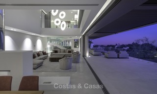 Gloednieuwe moderne luxe villa met golf en zeezicht te koop, instapklaar, in een golf resort in Nueva Andalucia, Marbella - Benahavis 13300 