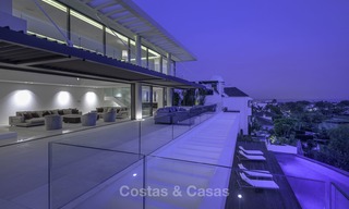 Gloednieuwe moderne luxe villa met golf en zeezicht te koop, instapklaar, in een golf resort in Nueva Andalucia, Marbella - Benahavis 13301 