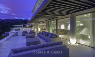 Gloednieuwe moderne luxe villa met golf en zeezicht te koop, instapklaar, in een golf resort in Nueva Andalucia, Marbella - Benahavis 13303 