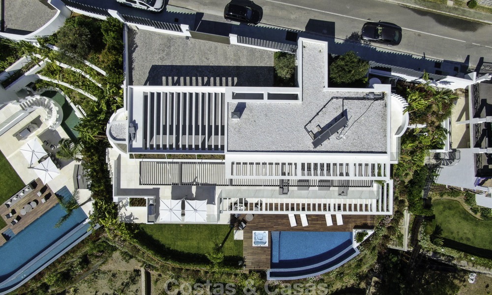 Gloednieuwe moderne luxe villa met golf en zeezicht te koop, instapklaar, in een golf resort in Nueva Andalucia, Marbella - Benahavis 13305