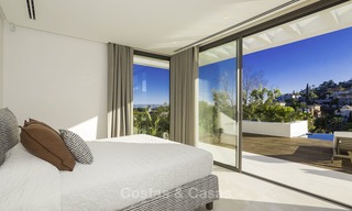 Gloednieuwe moderne luxe villa met golf en zeezicht te koop, instapklaar, in een golf resort in Nueva Andalucia, Marbella - Benahavis 13307 