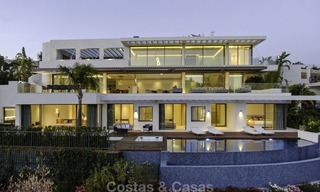 Gloednieuwe moderne luxe villa met golf en zeezicht te koop, instapklaar, in een golf resort in Nueva Andalucia, Marbella - Benahavis 13309 