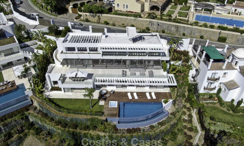 Gloednieuwe moderne luxe villa met golf en zeezicht te koop, instapklaar, in een golf resort in Nueva Andalucia, Marbella - Benahavis 13310