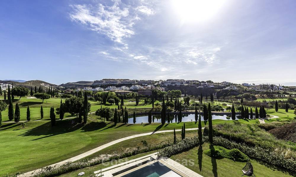 Verbluffende nieuwe moderne luxe villa te koop, direct aan de golfbaan in een exclusief resort, Benahavis, Marbella 13403