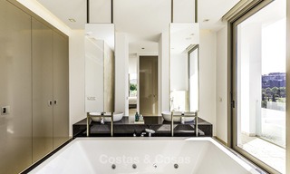 Verbluffende nieuwe moderne luxe villa te koop, direct aan de golfbaan in een exclusief resort, Benahavis, Marbella 13404 