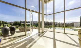 Verbluffende nieuwe moderne luxe villa te koop, direct aan de golfbaan in een exclusief resort, Benahavis, Marbella 13412 