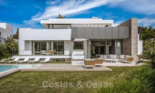 Nieuwe moderne vrijstaande luxe villa's te koop op de New Golden Mile, tussen Marbella en Estepona. Instapklaar. 43067 