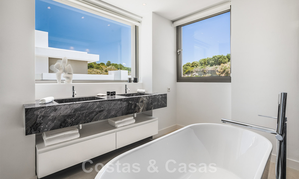 Nieuwe moderne vrijstaande luxe villa's te koop op de New Golden Mile, tussen Marbella en Estepona. Instapklaar. 43089