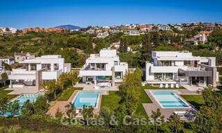 Nieuwe moderne vrijstaande luxe villa's te koop op de New Golden Mile, tussen Marbella en Estepona. Instapklaar. 43098 