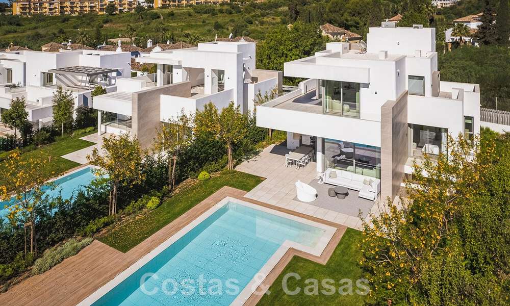 Nieuwe moderne vrijstaande luxe villa's te koop op de New Golden Mile, tussen Marbella en Estepona. Instapklaar. 43099