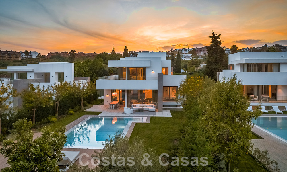 Nieuwe moderne vrijstaande luxe villa's te koop op de New Golden Mile, tussen Marbella en Estepona. Instapklaar. 43100