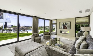Instapklare nieuwe moderne villa met panoramisch golf- en zeezicht te koop in Benahavis - Marbella 13634 