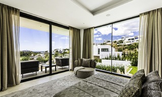 Instapklare nieuwe moderne villa met panoramisch golf- en zeezicht te koop in Benahavis - Marbella 13635 