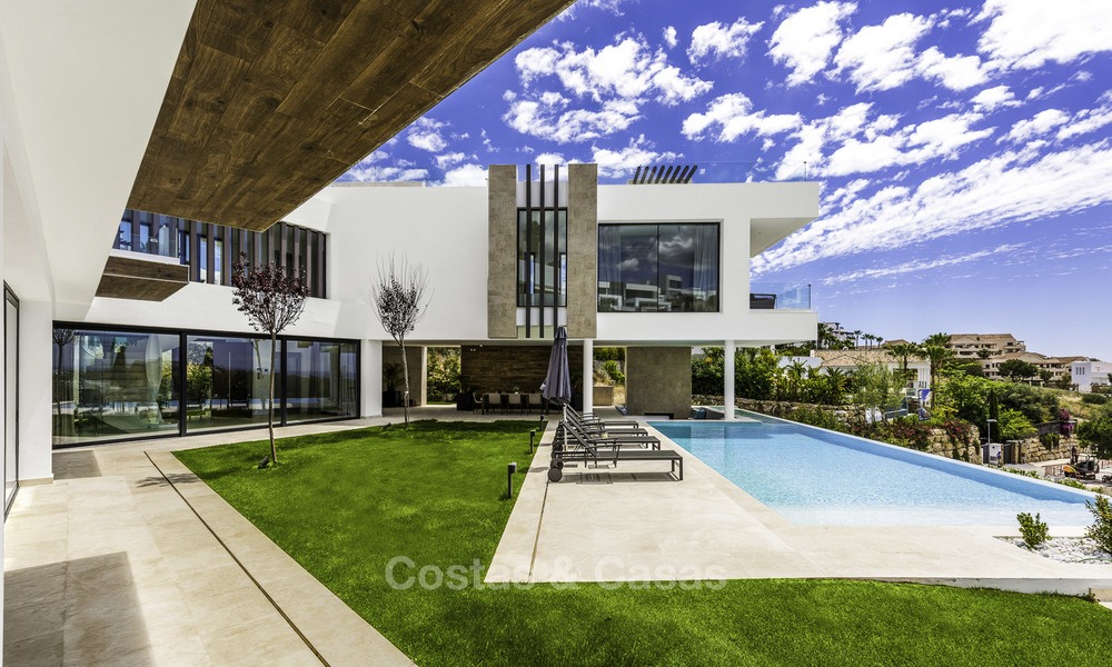 Instapklare nieuwe moderne villa met panoramisch golf- en zeezicht te koop in Benahavis - Marbella 13639