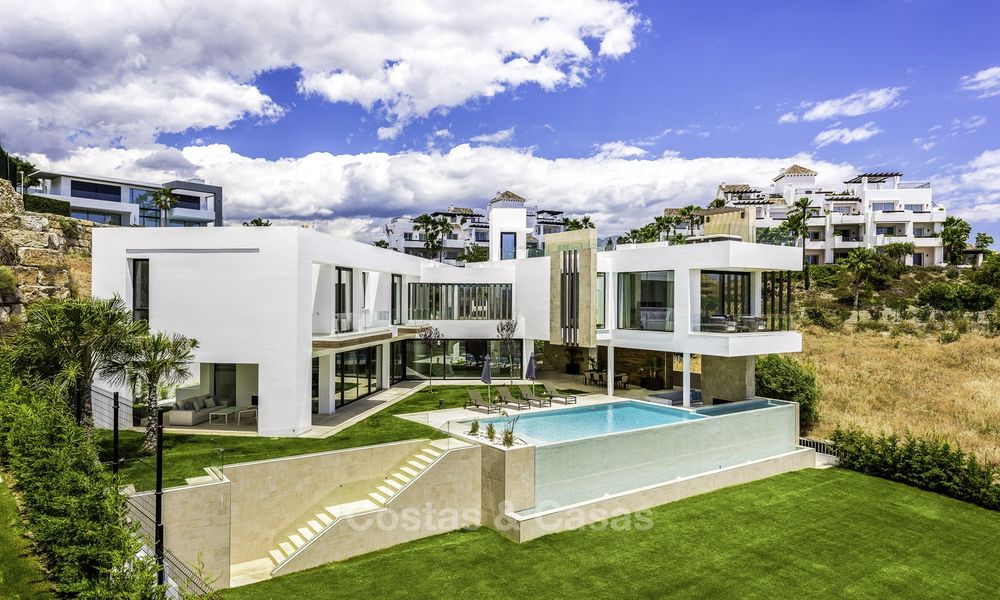 Instapklare nieuwe moderne villa met panoramisch golf- en zeezicht te koop in Benahavis - Marbella 13640