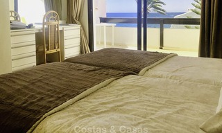 Unieke gelegenheid: Prachtige halfvrijstaande woning met schitterend zeezicht te koop, direct aan het strand, op de prestigieuze Golden Mile, Marbella 13696 
