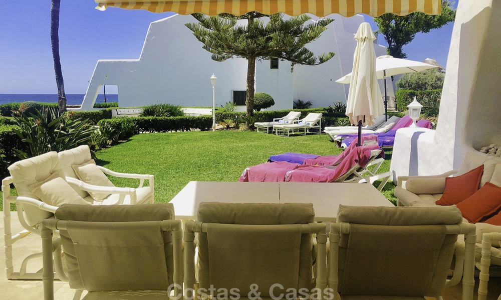 Unieke gelegenheid: Prachtige halfvrijstaande woning met schitterend zeezicht te koop, direct aan het strand, op de prestigieuze Golden Mile, Marbella 13706