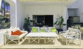 Unieke gelegenheid: Prachtige halfvrijstaande woning met schitterend zeezicht te koop, direct aan het strand, op de prestigieuze Golden Mile, Marbella 13707 