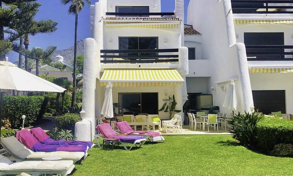 Prachtige halfvrijstaande woning met schitterend zeezicht te koop, direct aan het strand, op de prestigieuze Golden Mile, Marbella 13708