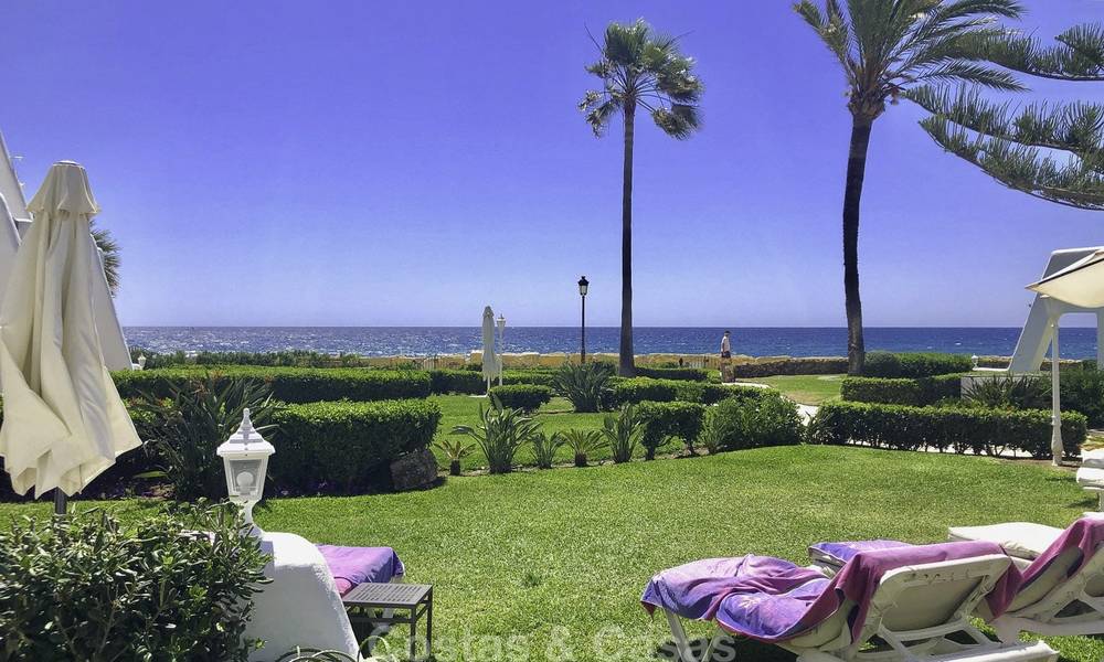 Unieke gelegenheid: Prachtige halfvrijstaande woning met schitterend zeezicht te koop, direct aan het strand, op de prestigieuze Golden Mile, Marbella 13709