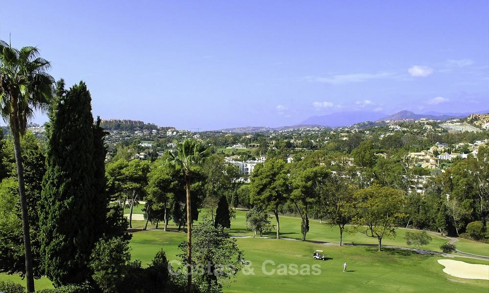 Mooi perceel bouwgrond met goedgekeurde vergunning te koop, direct aan de golfbaan, Nueva Andalucia, Marbella 13830